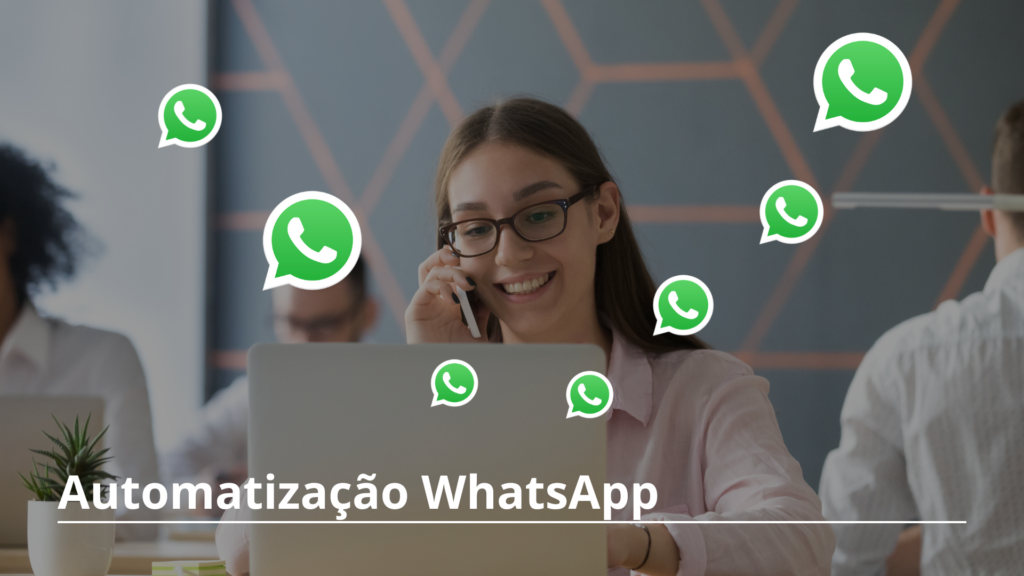 Profissional sorridente usando notebook com vários ícones do WhatsApp flutuando ao redor, representando múltiplos atendimentos simultâneos