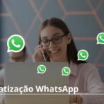 Profissional sorridente usando notebook com vários ícones do WhatsApp flutuando ao redor, representando múltiplos atendimentos simultâneos