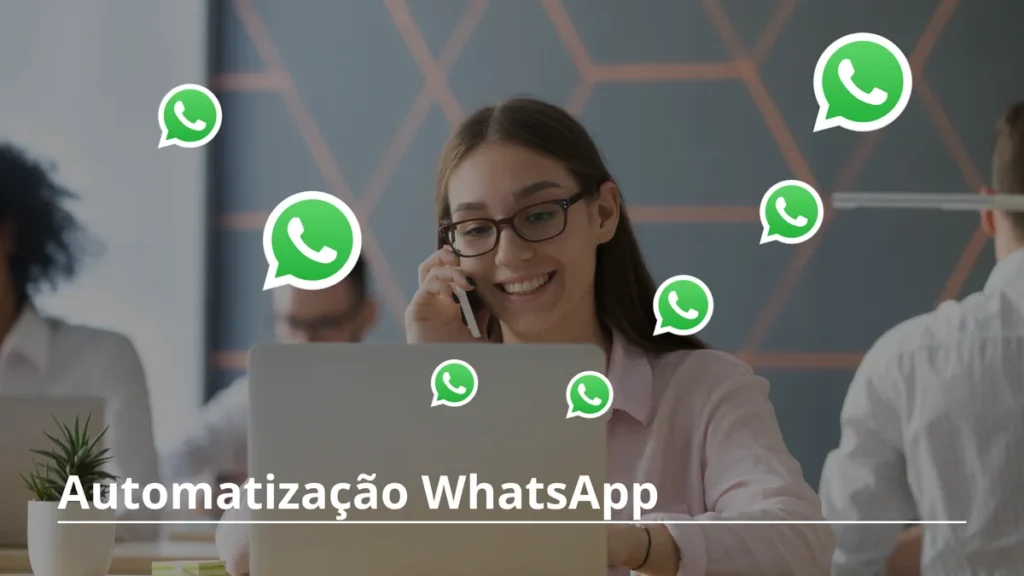 Profissional sorridente usando notebook com vários ícones do WhatsApp flutuando ao redor, representando múltiplos atendimentos simultâneos