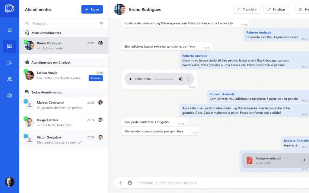 Painel da Talkaio: fila de atendimentos à esquerda e a conversa do cliente à direita, com transferência, finalização e envio de arquivos
